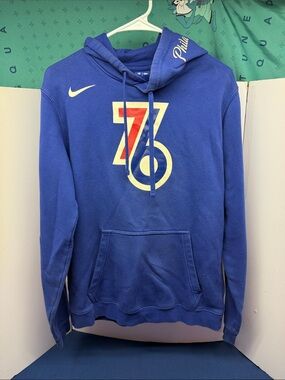 Nike Philadelphia 76er’s Graphic Blue Men's Pullover Hoodie. Medium. Nice.